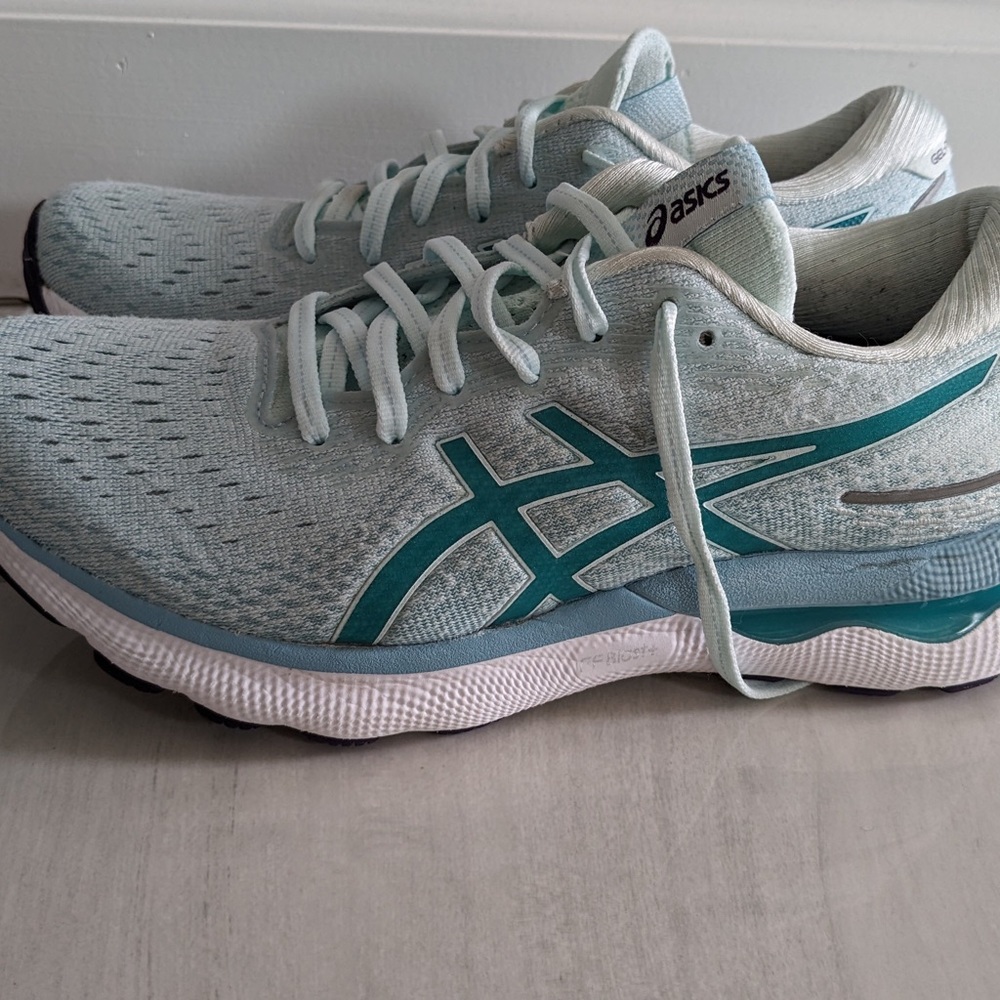 ASICS Women's Running Shoes
GEL-NIMBUS 24
Size 7.5
Color: Soothing Sea/Sea Glass